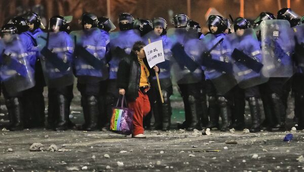 Протестующий с плакатом Мы будем здесь каждый день, Румыния, 2 февраля 2017 Протестующий с плакатом Мы будем здесь каждый день, Румыния, 2 февраля 2017