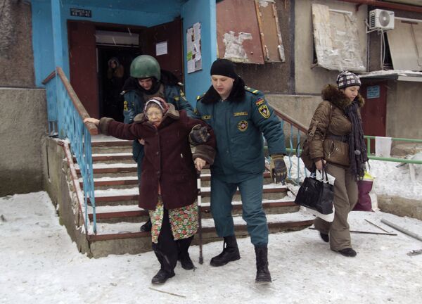Сотрудники МЧС ДНР помогают жительнице спуститься во время эвакуации людей из опасных районов Донецка Сотрудники МЧС ДНР помогают жительнице спуститься во время эвакуации людей из опасных районов Донецка