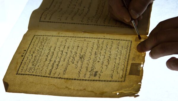 В отделе художественной реставрации Бахчисарайского историко-культурного и археологического музея-заповедника во время реставрационных работ в Ханском дворце в Бахчисарае В отделе художественной реставрации Бахчисарайского историко-культурного и археологического музея-заповедника во время реставрационных работ в Ханском дворце в Бахчисарае