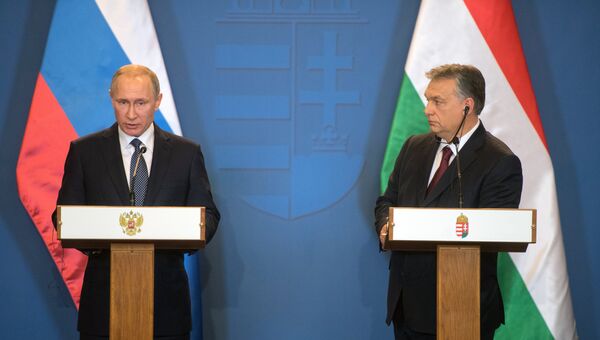Президент РФ Владимир Путин и премьер-министр Венгрии Виктор Орбан во время совместной пресс-конференции по итогам встречи в Будапеште. 2 февраля 2017 года Президент РФ Владимир Путин и премьер-министр Венгрии Виктор Орбан во время совместной пресс-конференции по итогам встречи в Будапеште. 2 февраля 2017 года