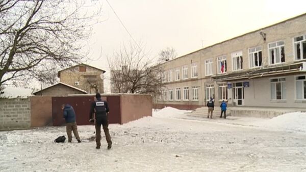 Наблюдатели ОБСЕ обследовали поврежденную артобстрелом школу в Донецке Наблюдатели ОБСЕ обследовали поврежденную артобстрелом школу в Донецке