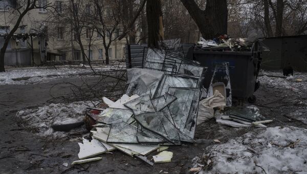 Разбитые в результате обстрелов оконные стекла на свалке в Киевском районе Донецка Разбитые в результате обстрелов оконные стекла на свалке в Киевском районе Донецка