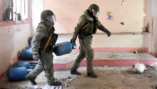 Российские военные инженеры Международного противоминного центра ВС РФ в общевойсковых комплектах разминирования ОВР-2 разминируют жилые кварталы сирийского города Алеппо Российские военные инженеры Международного противоминного центра ВС РФ в общевойсковых комплектах разминирования ОВР-2 разминируют жилые кварталы сирийского города Алеппо