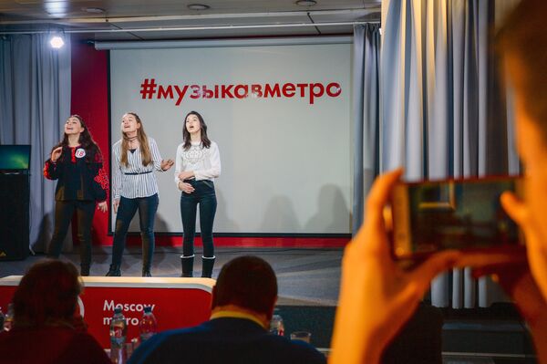 Исполнители проекта Музыка в метро во время прослушивания Исполнители проекта Музыка в метро во время прослушивания