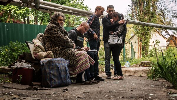 Жители дома, пострадавшего в результате обстрела украинскими силовиками города Донецка Жители дома, пострадавшего в результате обстрела украинскими силовиками города Донецка