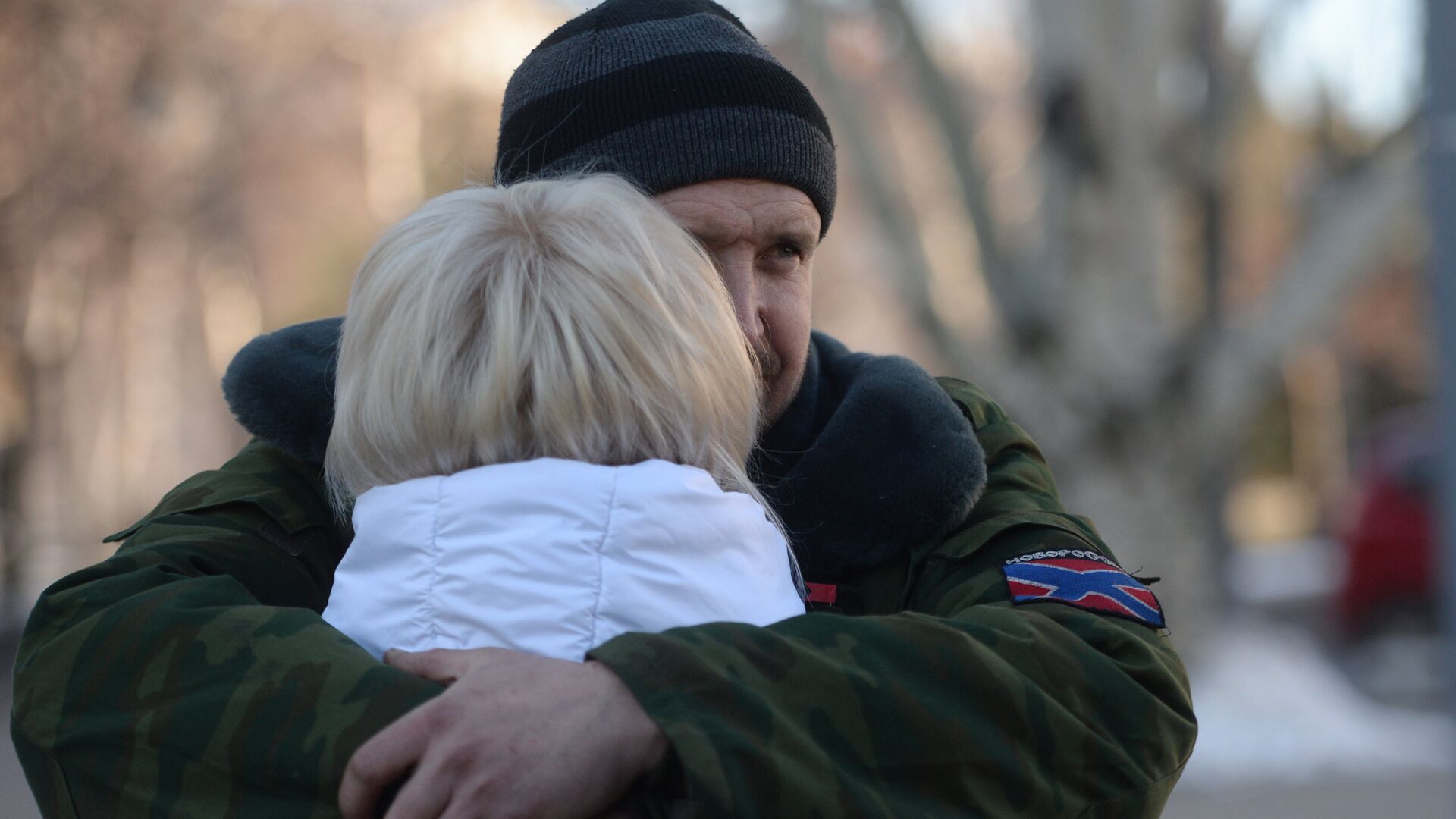 Женщина прощается с ополченцем ДНР перед отправкой автобусов с беженцами из Донецка в Россию Женщина прощается с ополченцем ДНР перед отправкой автобусов с беженцами из Донецка в Россию - РИА Новости, 1920, 21.11.2020