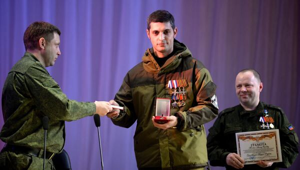 Глава Донецкой народной республики Александр Захарченко вручает звезду Героя ополченцу ДНР с позывным Гиви . Архивное фото Глава Донецкой народной республики Александр Захарченко вручает звезду Героя ополченцу ДНР с позывным Гиви . Архивное фото