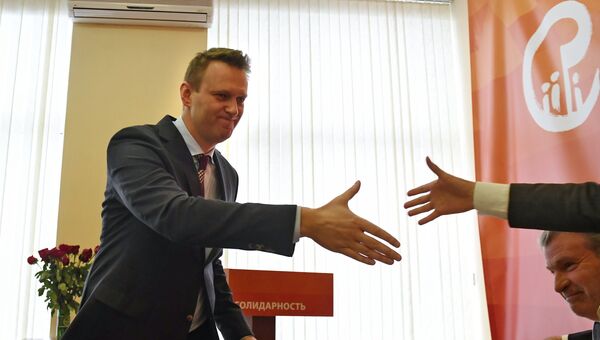 Политик Алексей Навальный (слева) на съезде объединенного демократического движения Солидарность Политик Алексей Навальный (слева) на съезде объединенного демократического движения Солидарность