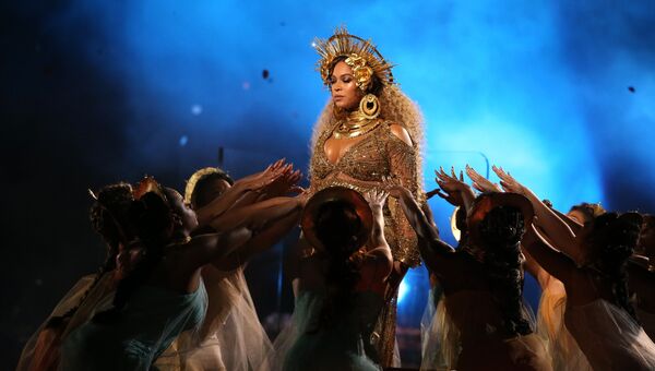 Певица Бейонсе выступает на 59-й ежегодной премии Грэмми в Лос-Анджелесе, 12 февраля 2017 Певица Бейонсе выступает на 59-й ежегодной премии Грэмми в Лос-Анджелесе, 12 февраля 2017