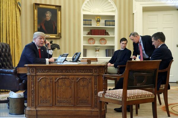 Президент США Дональд Трамп, старший советник Джаред Кушнер, директор по коммуникациям Шон Спайсер и советник по национальной безопасности Майкл Флинн Президент США Дональд Трамп, старший советник Джаред Кушнер, директор по коммуникациям Шон Спайсер и советник по национальной безопасности Майкл Флинн