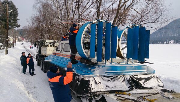 Поиски вертолета Робинсон, потерпевшего крушение и упавшего в Телецкое озеро (Республика Алтай) Поиски вертолета Робинсон, потерпевшего крушение и упавшего в Телецкое озеро (Республика Алтай)