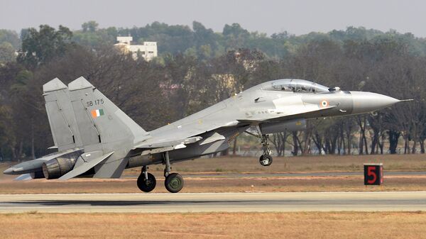 Истребитель Су-30МКИ ВВС Индии на церемонии открытия Aero India 2017 на авиабазе Елаханка в Бангалоре. Архивное фото Истребитель Су-30МКИ ВВС Индии на церемонии открытия Aero India 2017 на авиабазе Елаханка в Бангалоре. Архивное фото