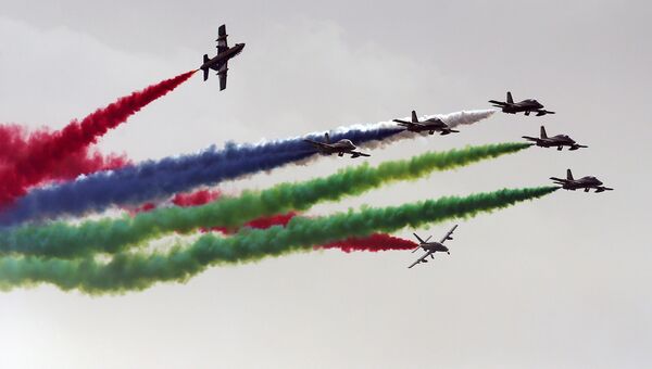Авиашоу на церемонии открытия Международной выставки вооружения IDEX 2017 в Абу-Даби Авиашоу на церемонии открытия Международной выставки вооружения IDEX 2017 в Абу-Даби
