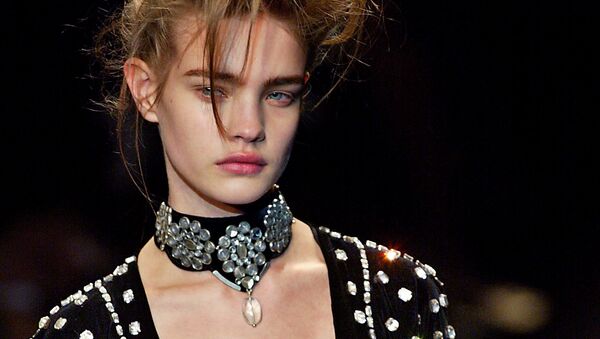 Модель Наталья Водянова представляет коллекцию Тома Форда для Yves Saint Laurent Rive Gauche во время показа осень-зима 2002-2003 в Париже Модель Наталья Водянова представляет коллекцию Тома Форда для Yves Saint Laurent Rive Gauche во время показа осень-зима 2002-2003 в Париже