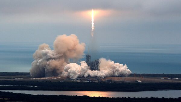 Ракета-носитель Falcon 9 с космическим кораблем Dragon после старта с мыса Канаверал, штат Флорида, США. 19 февраля 2017 Ракета-носитель Falcon 9 с космическим кораблем Dragon после старта с мыса Канаверал, штат Флорида, США. 19 февраля 2017