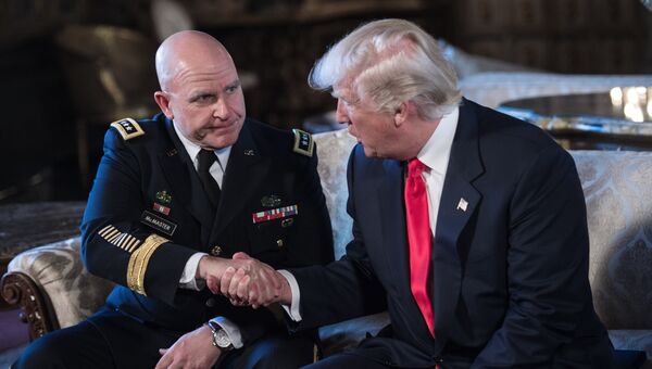 Президент США Дональд Трамп и генерал-лейтенант армии США Герберт Рэймонд Макмастер. 20 февраля 2017 года Президент США Дональд Трамп и генерал-лейтенант армии США Герберт Рэймонд Макмастер. 20 февраля 2017 года