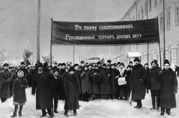 Демонстрация против саботажа чиновников под лозунгом В тюрьму саботажников. Революционный террор против них. Петроград, 1917 год Демонстрация против саботажа чиновников под лозунгом В тюрьму саботажников. Революционный террор против них. Петроград, 1917 год