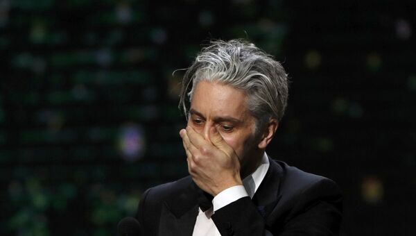 Актер Джеймс Тьерре реагирует на получение премии Сезар в Париже Актер Джеймс Тьерре реагирует на получение премии Сезар в Париже