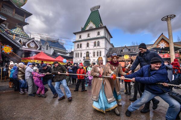 Посетители во время празднования Масленицы в Центре русской культуры Кремль в Измайлово Посетители во время празднования Масленицы в Центре русской культуры Кремль в Измайлово