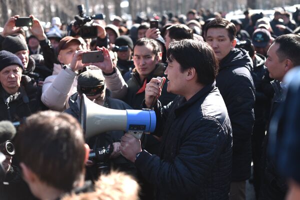 Митинг у здания ГКНБ сторонников задержанного депутата Текебаева в Бишкеке Митинг у здания ГКНБ сторонников задержанного депутата Текебаева в Бишкеке