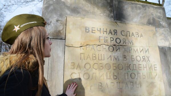 Участница российского автопробега Дороги памяти у памятника Благодарности Красной армии в Варшаве Участница российского автопробега Дороги памяти у памятника Благодарности Красной армии в Варшаве