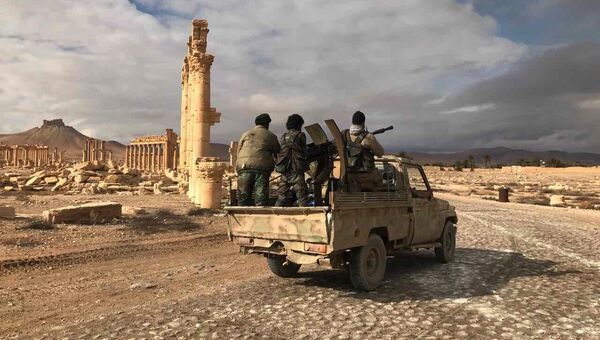 Военнослужащие Сирийской Арабской Республики возле историко-архитектурного комплекса Древней Пальмиры в сирийской провинции Хомс Военнослужащие Сирийской Арабской Республики возле историко-архитектурного комплекса Древней Пальмиры в сирийской провинции Хомс