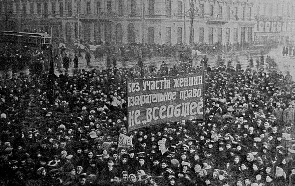 Шествие женщин по Невскому проспекту в Петрограде в Международный женский День Шествие женщин по Невскому проспекту в Петрограде в Международный женский День