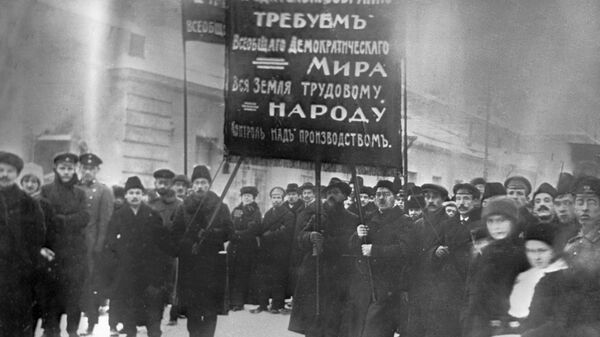 Члены Союза правительственных учреждений Харькова принимают участие в демонстрации в феврале 1917 года Члены Союза правительственных учреждений Харькова принимают участие в демонстрации в феврале 1917 года