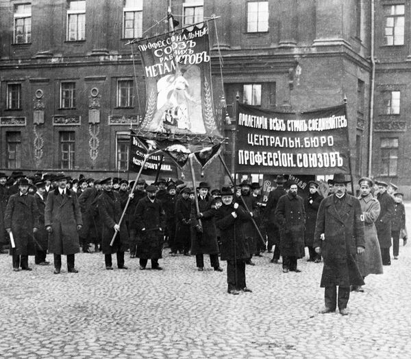 Демонстрация рабочих на улицах революционного Петрограда. 1917 год Демонстрация рабочих на улицах революционного Петрограда. 1917 год