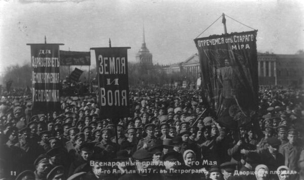Всенародный праздник 1-го мая на Дворцовой площади. 18 апреля 1917, Петроград Всенародный праздник 1-го мая на Дворцовой площади. 18 апреля 1917, Петроград