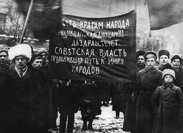 Демонстрация рабочих и солдат Петрограда. 25 октября (7 ноября) 1917 года Демонстрация рабочих и солдат Петрограда. 25 октября (7 ноября) 1917 года