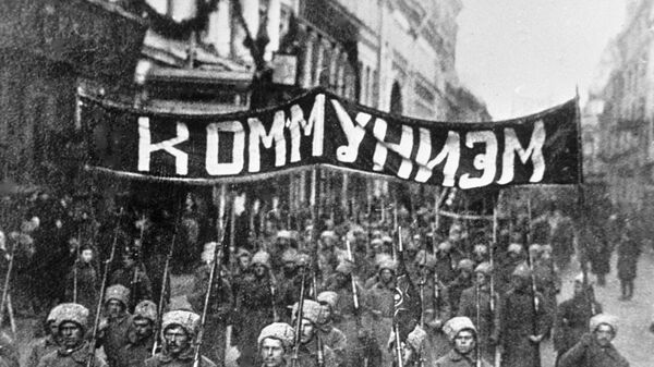 События Октябрьской социалистической революции в Москве. Колонна революционно настроенных солдат с лозунгом Коммунизм идет по Никольской улице. 1917 год