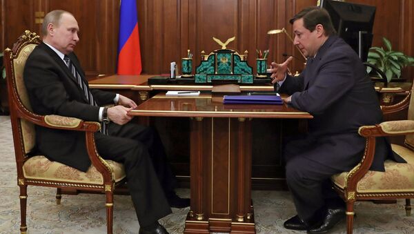 Президент РФ Владимир Путин и заместитель председателя правительства РФ Александр Хлопонин во время встречи в Кремле. 3 марта 2017 Президент РФ Владимир Путин и заместитель председателя правительства РФ Александр Хлопонин во время встречи в Кремле. 3 марта 2017