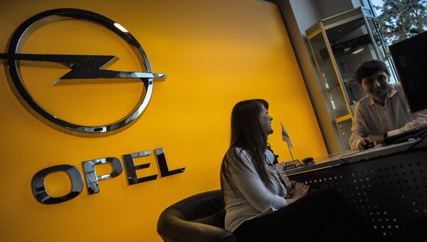 Логотип компании Opel в автосалоне. Архивное фото Логотип компании Opel в автосалоне. Архивное фото