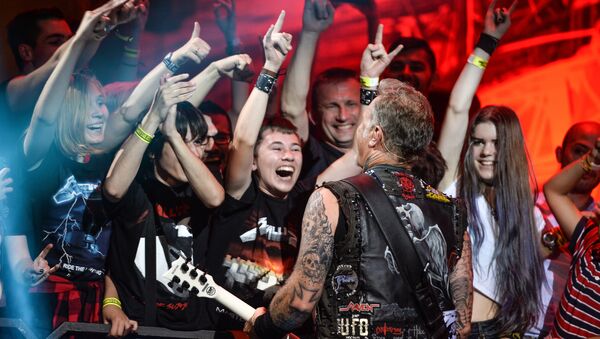 Лидер американской группы Metallica Джеймс Хэтфилд во время концерта в спорткомплексе Олимпийский в Москве Лидер американской группы Metallica Джеймс Хэтфилд во время концерта в спорткомплексе Олимпийский в Москве