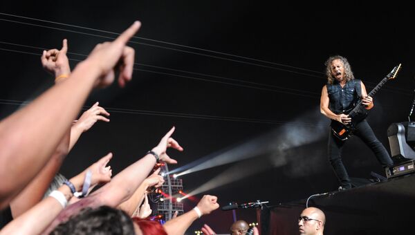 Гитарист группы Metallica Кирк Хэммет выступает на второй день рок-фестиваля Rock in Rio в Бразилии Гитарист группы Metallica Кирк Хэммет выступает на второй день рок-фестиваля Rock in Rio в Бразилии