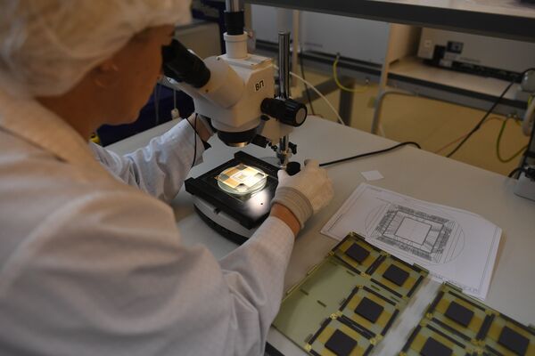 Инженеры проверяют микросхему в корпусировочном цехе Зеленоградского нанотехнологического центра Инженеры проверяют микросхему в корпусировочном цехе Зеленоградского нанотехнологического центра