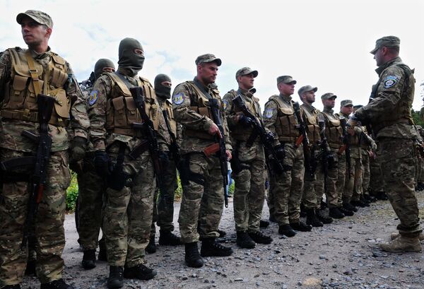 Добровольцы батальона Сич во время отправки в зону вооруженного конфликта на юго-восток Украины Добровольцы батальона Сич во время отправки в зону вооруженного конфликта на юго-восток Украины