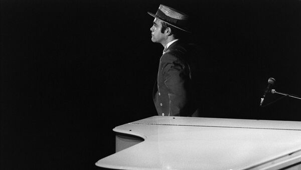 Британский певец Элтон Джон, 1984 Британский певец Элтон Джон, 1984