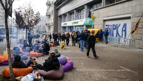 Акция украинских радикалов у здания Сбербанка в Киеве Акция украинских радикалов у здания Сбербанка в Киеве