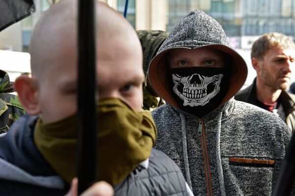 Участники акции у входа в центральное отделение дочернего предприятия Сбербанка России в Киеве Участники акции у входа в центральное отделение дочернего предприятия Сбербанка России в Киеве