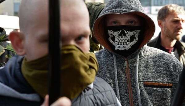 Участники акции у входа в центральное отделение дочернего предприятия Сбербанка России в Киеве. Архивное фото Участники акции у входа в центральное отделение дочернего предприятия Сбербанка России в Киеве. Архивное фото