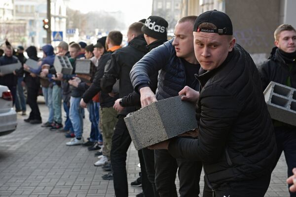 Участники акции закладывают бетонными блоками вход в центральное отделение дочернего предприятия Сбербанка России в Киеве Участники акции закладывают бетонными блоками вход в центральное отделение дочернего предприятия Сбербанка России в Киеве