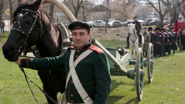 Участники театрализованной постановки Парад эпох на фестивале Крымская весна в селе Мирное Участники театрализованной постановки Парад эпох на фестивале Крымская весна в селе Мирное