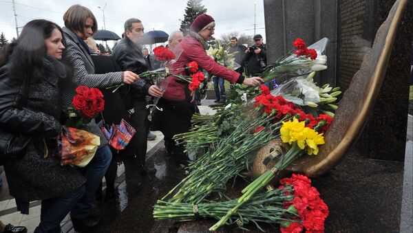 На церемонии открытия памятника жертвам авиакатастрофы самолета Boeing 737 в сквере перед входом в здание аэровокзала в Ростове-на-Дону На церемонии открытия памятника жертвам авиакатастрофы самолета Boeing 737 в сквере перед входом в здание аэровокзала в Ростове-на-Дону