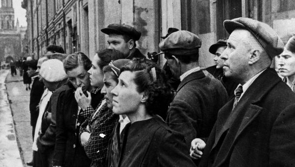 Жители столицы 22 июня 1941 года во время объявления по радио правительственного сообщения о вероломном нападении фашистской Германии на Советский Сою Жители столицы 22 июня 1941 года во время объявления по радио правительственного сообщения о вероломном нападении фашистской Германии на Советский Сою