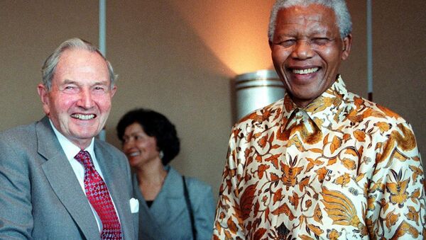 Президент Нельсон Мандела из Южной Африки и американский миллиардер Дэвид Рокфеллер