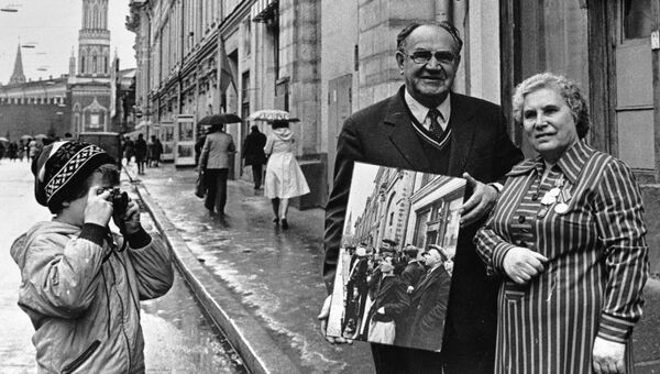 Анна Трушкина и фотокорреспондент Евгений Халдей, снимавший ее в первый день войны Анна Трушкина и фотокорреспондент Евгений Халдей, снимавший ее в первый день войны