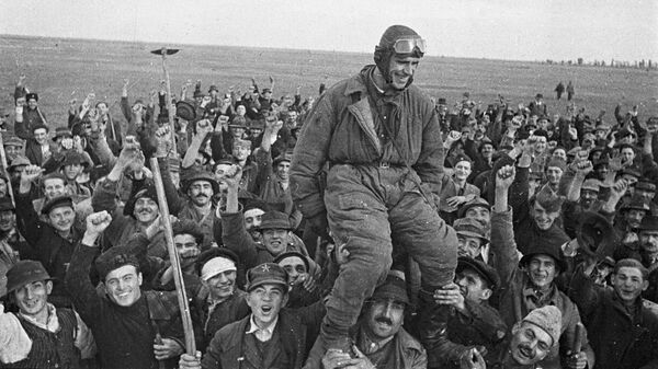 Жители деревни Омолица приветствуют советского летчика Семена Бойко, прилетевшего первым на югославскую землю Жители деревни Омолица приветствуют советского летчика Семена Бойко, прилетевшего первым на югославскую землю