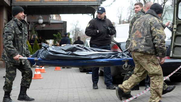 Сотрудники правоохранительных органов на месте убийства бывшего депутата Государственной Думы РФ Дениса Вороненкова в Киеве Сотрудники правоохранительных органов на месте убийства бывшего депутата Государственной Думы РФ Дениса Вороненкова в Киеве